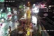 TP.HCM mua trang troi, nhieu noi bi ngap hinh anh