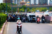 Trung tam TP.HCM nang nong tren 37 do C trong thang 4 hinh anh