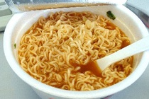 Tac hai dang so cua viec an nhieu mi tom hinh anh