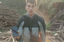 Khach Tay lac trong rung sau Lang Son, tim den cua nha dan cau cuu hinh anh