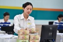 Vi sao hang nghin nhan vien ngan hang mat viec hinh anh
