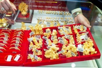 Gia vang trong nuoc tiep tuc tang, bat chap the gioi lao doc hinh anh