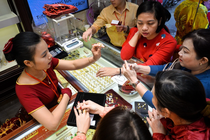Gia vang rot manh hinh anh