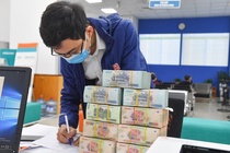 Ngan hang chan gan 4.000 ty dong giao dich dang ngo hinh anh