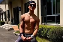 Ngo Ton nang ta don 100 kg bang mot tay hinh anh