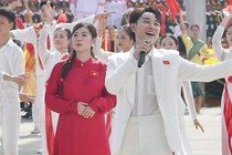 Anh Truc Nhan hat o Quang truong Ba Dinh duoc chu y hinh anh