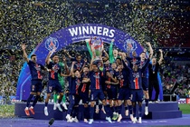 Co dong vien phat cuong sau khi PSG vo dich Champions League hinh anh
