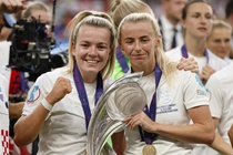 Nữ hoàng Anh chúc mừng tuyển nữ vô địch EURO 2022