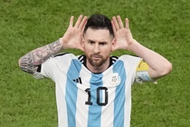 Riquelme: Van Gaal nên ôm hôn Messi