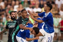 Bao luc o tran Betis - Como hinh anh