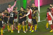 Premier League bi yeu cau trung phat chieu tro phat goc cua Arsenal hinh anh