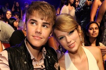 Justin Bieber muon hop tac cung Taylor Swift hinh anh