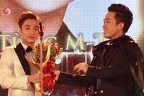 Chuyen tu cai bat tay cua Tung Duong va Son Tung M-TP hinh anh