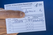 Chung nhan tiem vaccine duoc ban voi gia 70 USD o My hinh anh