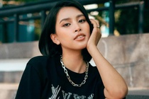 Tiểu Vy, H'Hen Niê nấu ăn, Tuấn Hưng ca hát tại nhà thời dịch