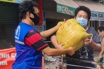 Dao dien lam boc vac, shipper thoi dich o TP.HCM hinh anh