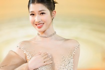 Phương Nhi gợi cảm trên thảm đỏ