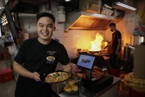 Đọc 100 cuốn sách kinh doanh, 9X bỏ nghề kỹ sư đi bán mì ở Singapore