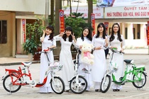 Nu sinh Viet duyen dang trong ta ao dai hinh anh