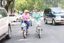 Nguoi Sai Gon tranh ket xe bang cach di xe dap dien hinh anh
