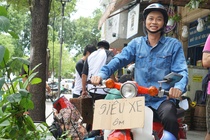 Hoai Linh gian di trong hau truong series hai moi hinh anh