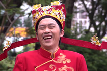 Hoai Linh hoa than thanh Than Tai trong clip hai Tet hinh anh
