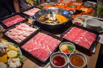 Thuong thuc buffet 5 vi nuoc lau giua long Ha Noi hinh anh