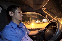 Nguoi lai xe cuu thuong 6 nam don giao thua sau vo lang hinh anh