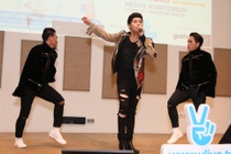 Noo Phuoc Thinh hat hang loat ban hit tai mini concert Singapore hinh anh
