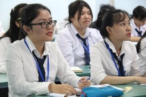 Nu sinh giai nhi ngu van thanh pho chon hoc nghe thay vi vao DH hinh anh