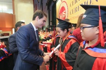 1.982 hoc vien VUS nhan chung chi Anh ngu quoc te Cambridge hinh anh