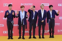Vắng 2 thành viên, Monsta X vẫn được khán giả chào đón nồng nhiệt