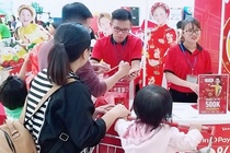 Nguoi tieu dung xep hang dai mo vi VinID Pay hinh anh