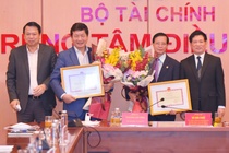 FPT nhan bang khen tu Bo Tai chinh nho xu ly su co nghen lenh HoSE hinh anh