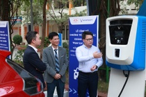 Truong dai hoc cong lap dau tien tai Ha Noi lap dat tram sac oto dien hinh anh