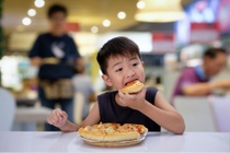 Can chu y toi ‘lo hong vi chat’ trong khau phan cua tre hinh anh