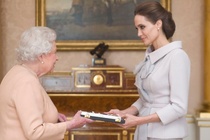 Angelina Jolie duoc phong tuoc Hiep si hinh anh
