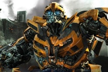Dao dien ‘Kubo’ lam phim ve nguoi may bien hinh Bumblebee hinh anh