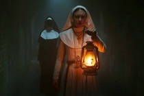 Phim kinh di ‘The Nun’ ve Valak bi go quang cao phan cam hinh anh