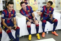 Messi cười ngả nghiêng khi thử tài trên FIFA 15