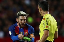 Messi noi gian nem giay vi the phat khong dang co hinh anh
