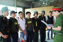 Bat nhom chuyen 'bao ke' truoc nha may Formosa, thu nhieu sung va dan hinh anh