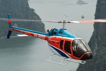 Nhieu manh vo may bay Bell 505 roi tren bien hinh anh
