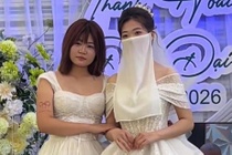 Co dau dung khan che kin mat don khach vi tai nan ngay truoc ngay cuoi hinh anh