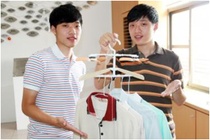 Cap sinh doi phat minh cach lam kho quan ao sieu toc hinh anh