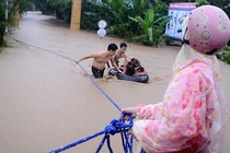 20 be mau giao thoat chet trong lu quet hinh anh