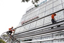 Quận 1 dỡ mái che cao ốc 25 tầng Saigon Centre - Takashimaya