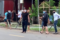 Bang nhom bit mat dan tran chem nhau tren duong hinh anh