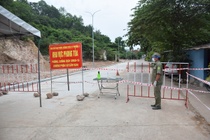 Phạt 4 người tụ tập xem bóng đá trong khu phong tỏa