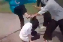 Hoc sinh lop 6 bi nhom ban cung truong danh hoi dong nhieu lan hinh anh